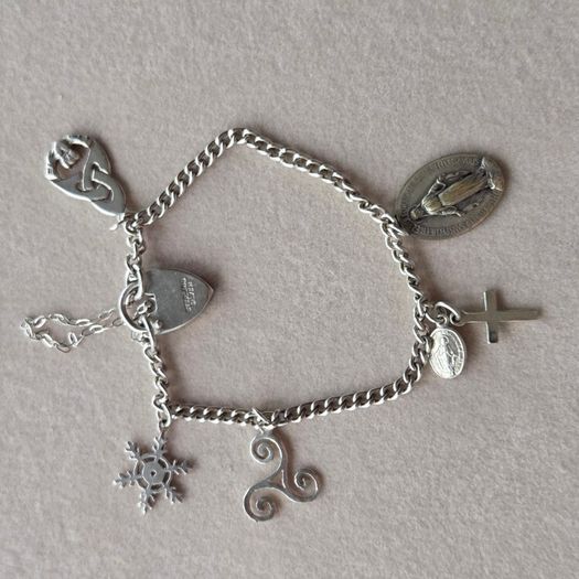 Vintage sterling silver bracelet with charms. Please note that only one charm is not sterling silver. It is a small size, approximately 16/17 cm.