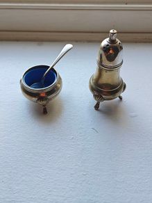Vintage newbridge silver plate salt & pepper set (epns) with spoon