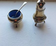 Vintage newbridge silver plate salt & pepper set (epns) with spoon