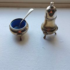 Vintage newbridge silver plate salt & pepper set (epns) with spoon