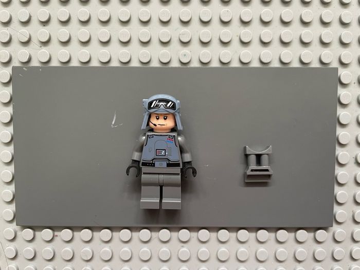 lego Star Wars sw1101 General Maximillian Veers minifigure- Chest Armor, Sand Blue Helmet with Goggles Pattern, Plain Legs