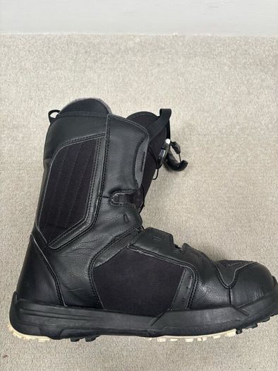 Snowboard boots