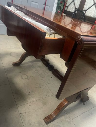 Extendable mahogany dinning table