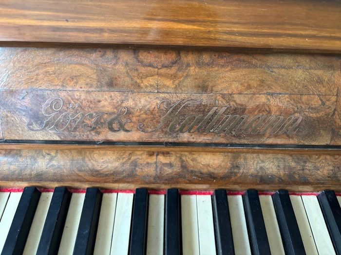 R. Gors and Kallmann piano