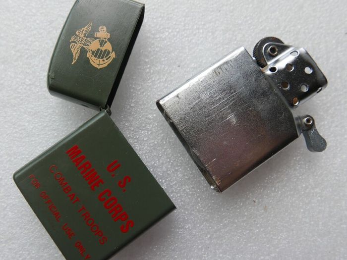 Vintage 1970s U.S. Marine Corps Combat Troops lighter ( works)