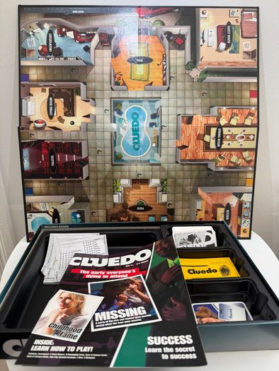 Family Board Game Bundle - The Game of Life & Cluedo