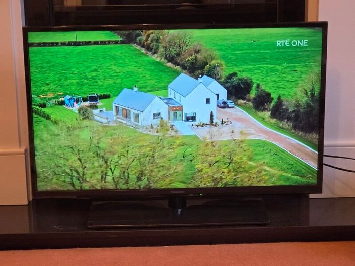 Panasonic Viera 39" Full HD TV, Remote Incl - Excellent Condition