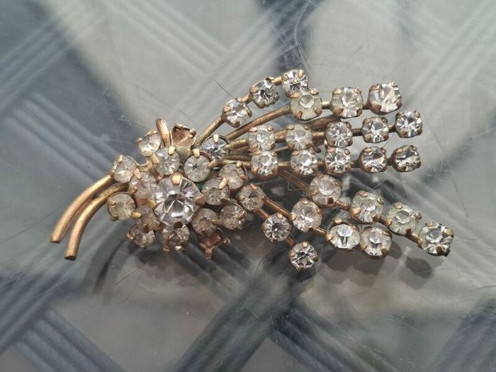 Lovely Vintage clear Rhinestone Brooch