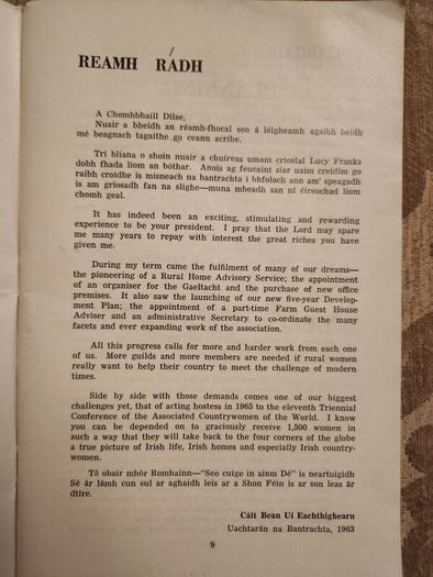 The Irish Countrywoman Official Year Book 1963-1964. Bantrace Na Tuata. Paperback In Good Condition.
