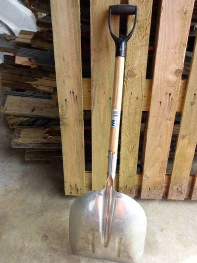 Grain shovel