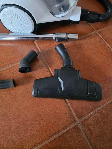 Vacuum cleaner 700W