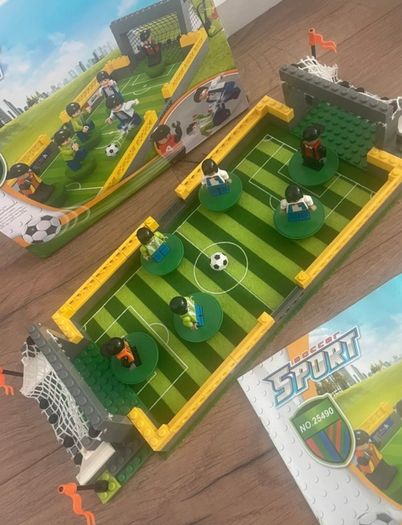 Football pitch building toy