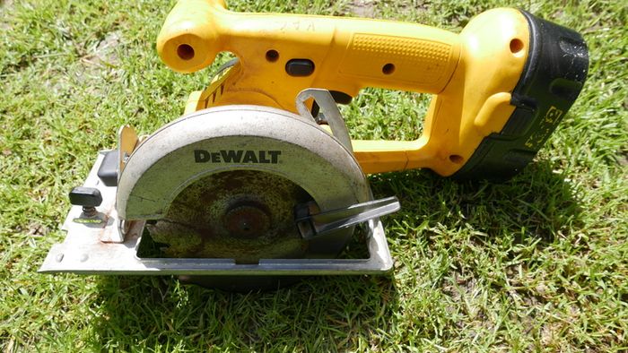 DEWALT DW936 Cordless Trim Saw +charger - works well