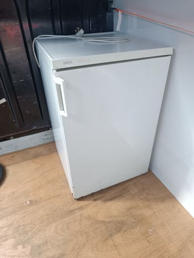 Small under counter fridge/freezer Zanussi