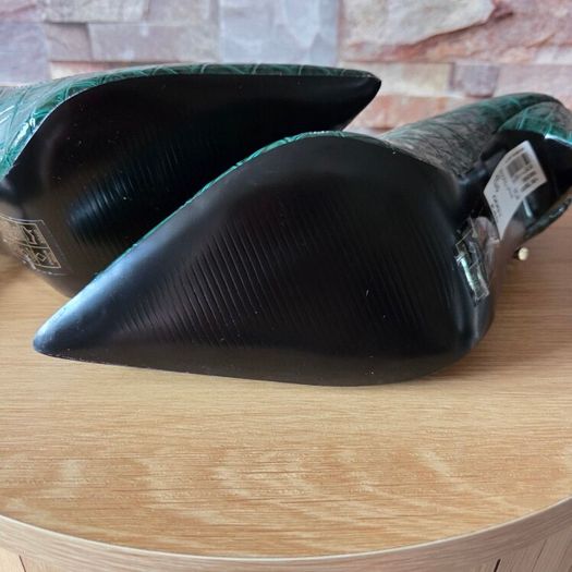 BNWT Green heels with gold ankle chains, size 6