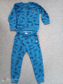 boy's tracksuit. Age4/5