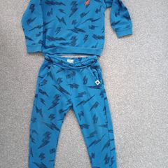 boy's tracksuit. Age4/5