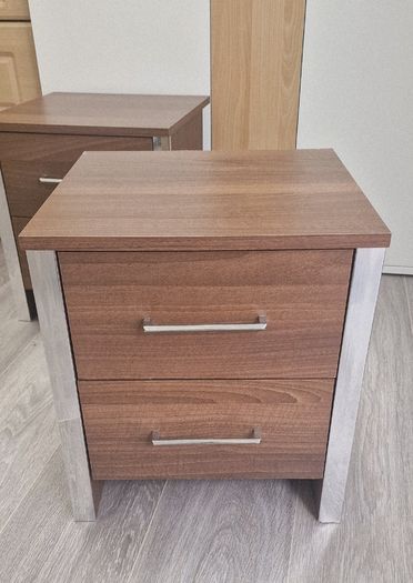 2 bedside lockers