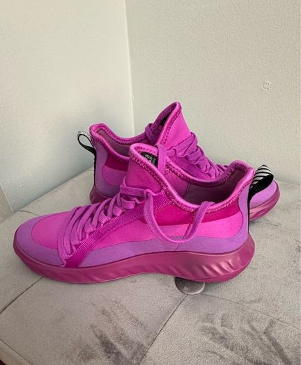 Ecco Kids trainer, newer worn. Size 31