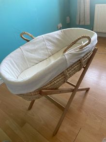 Moses basket with stand and sheets