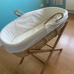 Moses basket with stand and sheets