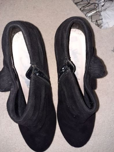 black heals, size 5