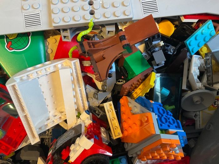 Lego - 5kg of Lego pieces contained in a treasure chest