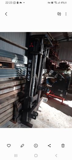 Forklift mast