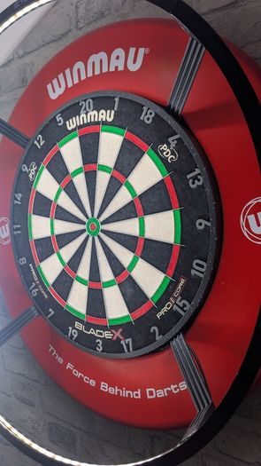 Winmau Blade X dartboard and Winmau surround