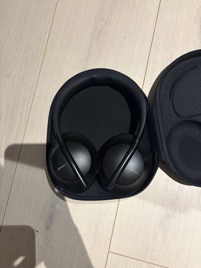 Bose Noise Cancelling Headphones 700 Black With Case