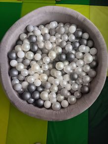 Ball pit with balls