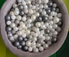 Ball pit with balls