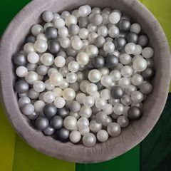 Ball pit with balls