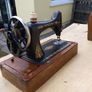 1910 Antique Singer Sewing Machine (Hand Crank.) Image 3