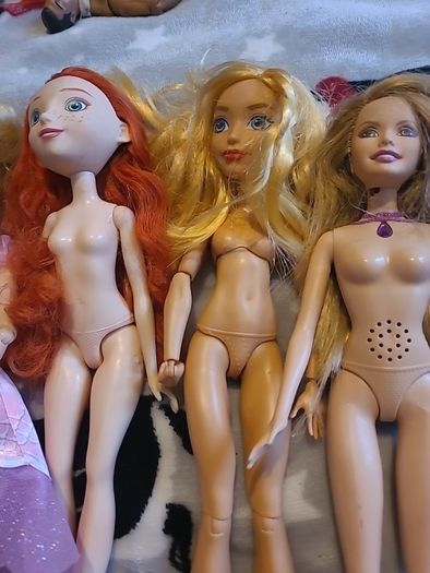 4 barbie dolls