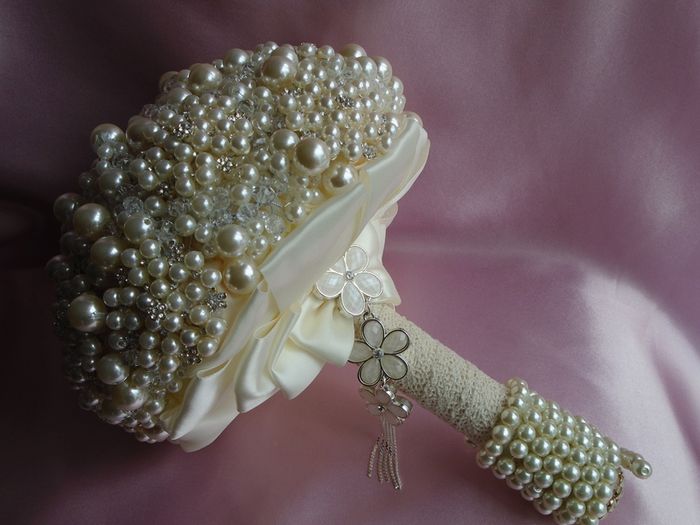 Custom made luxury pearls  bouquet handmade crystal ivory brooch