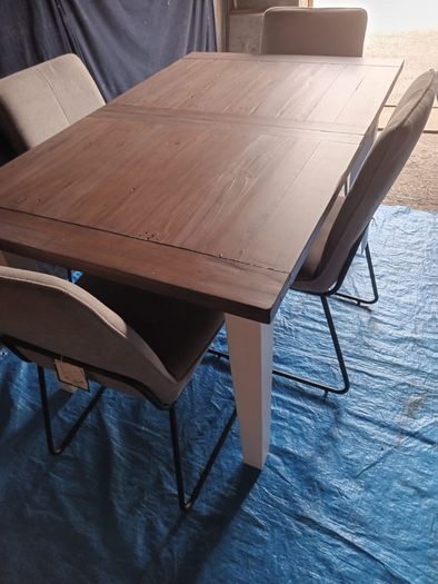 Extendable Dining table- as good as new. Ex shop display.