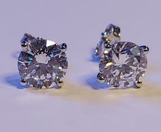 18k Gold earring with 4ct Lab-Grown Diamonds cerified by IGI and Laser inscripted 3 x Excellent