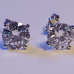 18k Gold earring with 4ct Lab-Grown Diamonds cerified by IGI and Laser inscripted 3 x Excellent