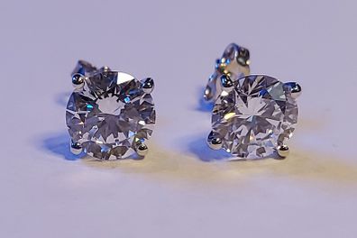 18k Gold earring with 4ct Lab-Grown Diamonds cerified by IGI and Laser inscripted 3 x Excellent
