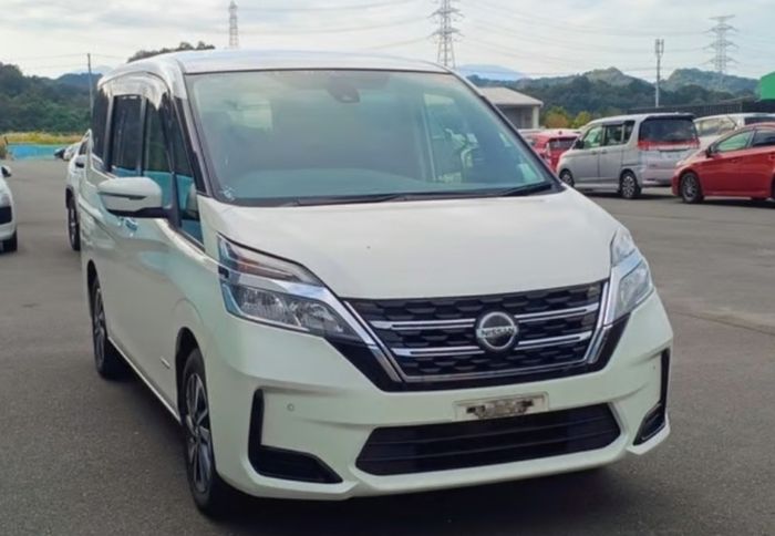 Nissan Serena 8 Seater 2L S-Hybrid Low Milage Excellent Condition Priced to Sell