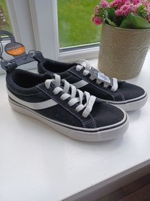 New Girls Low Top Canvas Trainers Size 4