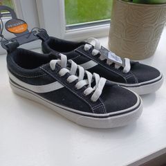 New Girls Low Top Canvas Trainers Size 4