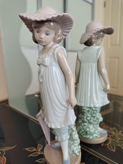 Vintage (1990) NAO By Lladro "April Showers" #1126. Damaged.