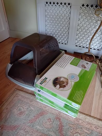 Self cleaning electronic litter tray