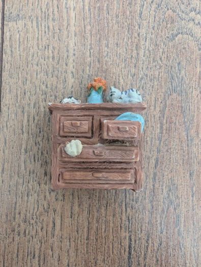 5 miniatures for collectors or dollhouses