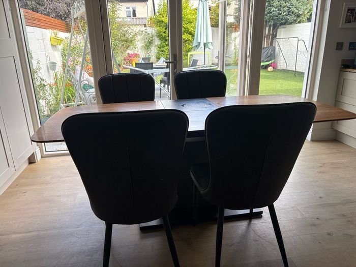 Calligaris Kitchen Table & 4 chairs