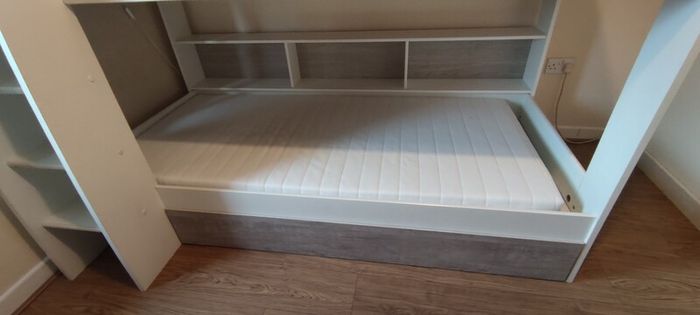 Bunk bed with two mattresses