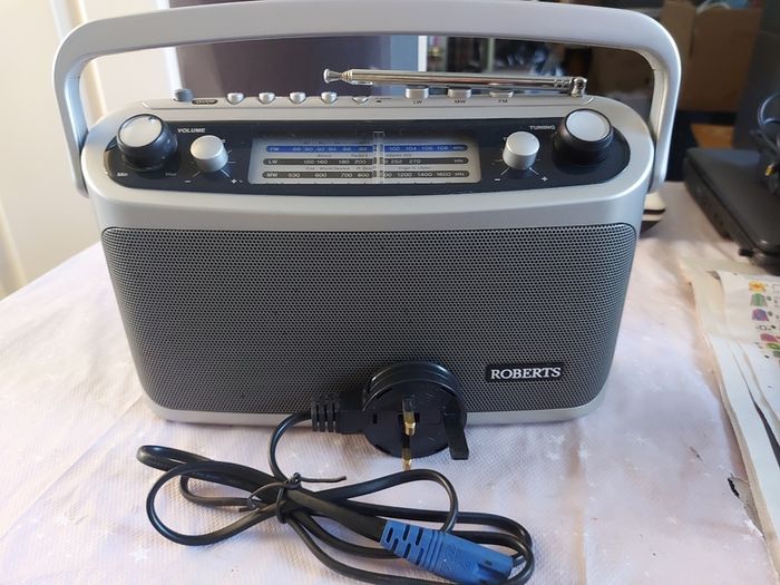 ROBERTS Classic 928, 3 Band Portable Radio with 4 FM Station Presets, Excellent condition, works perfect