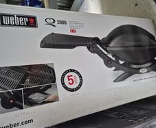 Weber Q2000 Gas BBQ with stand
